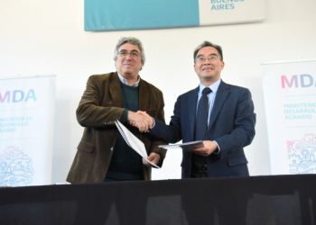 Javier Rodríguez y el presidente de la Academia de Ciencias Agrícolas de Sichuan firmaron el acuerdo