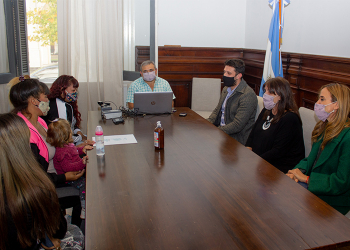 Andrea recibiendo su partida de nacimiento