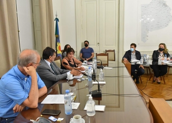 Teresa García y Daniel Gollan presentando el proyecto