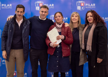 Alvarez Rodríguez y Achával entregaron actas de nacimiento en Pilar