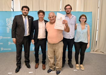 Kicillof entregó escrituras gratuitas a familias de Suipacha