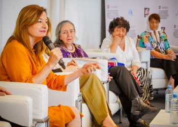 Apertura del conversatorio junto a referentas locales e internacionales.