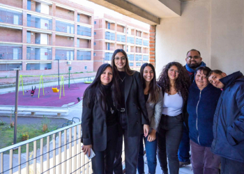La directora ejecutiva y su gabinete con una familia adjudicataria