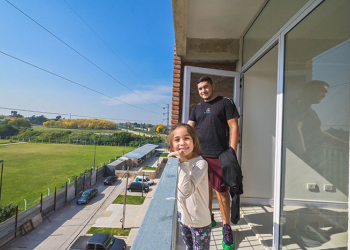 Familias conociendo su nuevo hogar