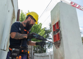 Trabajos de conexiones eléctricas intradomiciliarias en el barrio Belgrano