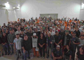 200 trabajadores y voluntarios se sumaron a los operativos de reconstrucción de Bahía Blanca