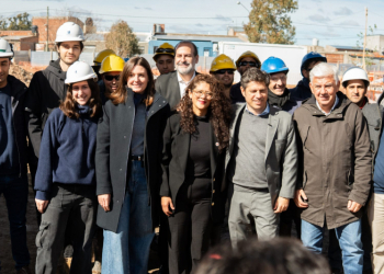 Barrios, Kicillof y Susbielles visitaron la construcción del centro comunitario y pavimento en el barrio Más Barrios
