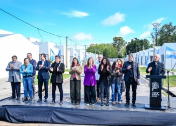 Barrios, Kicillof y Alak entregaron 175 viviendas en Melchor Romero