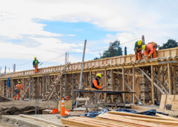 Avanzan las obras de dos nuevas escuelas en el barrio La Carolina