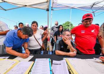 Unas 125 familias del barrio 17 de Marzo firmaron las escrituras de sus viviendas