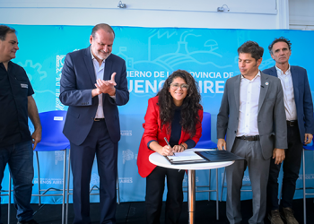 Barrios, Kicillof y Susbielles firmaron contratos para nuevas obras en barrios populares del distrito