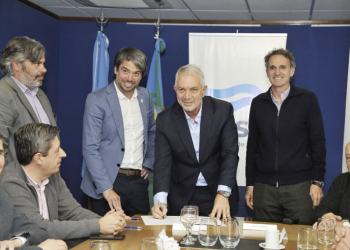 Katopodis firmó convenios de obras de agua potable y saneamiento