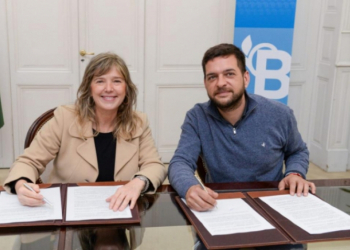La ministra de Gobierno, Cristina Álvarez Rodríguez, y el intendente Juan Fabiani firman el convenio