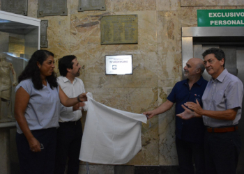 Descubrimiento de la placa por el 75 aniversario del hospital.
