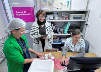 El equipo del Banco recibe donaciones de leche.