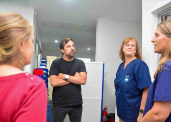 El ministro Kreplak con autoridades del hospital.