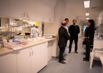 El Ministro y equipo en la neonatología.
