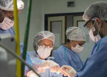 Operación en curso en uno de los hospitales de la Provincia de Buenos Aires.