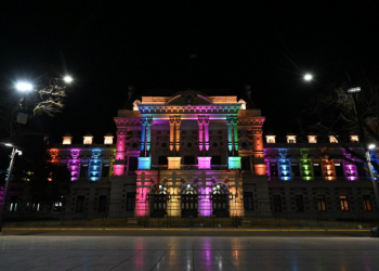 Iluminan la Casa de Gobierno bonaerense