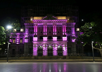 Iluminan la Casa de Gobierno