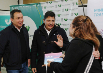 Marinucci y Watson junto a una vecina de Varela.