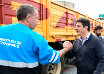 El Ministro Marinucci junto a agentes de Fiscalización de Cargas.