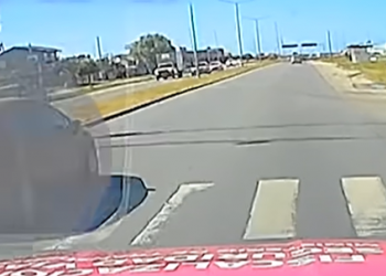 La conductora casi provoca una tragedia al incumplir el artículo 22 de la norma.