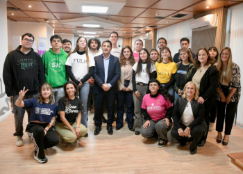 Marinucci, Passo, Mayol y Botti con las y los estudiantes.