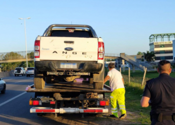 Además, se constató la presencia de un vaso dentro del vehículo.