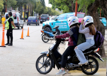 Los cascos son para mejorar la protección de quienes circulan en dos ruedas.