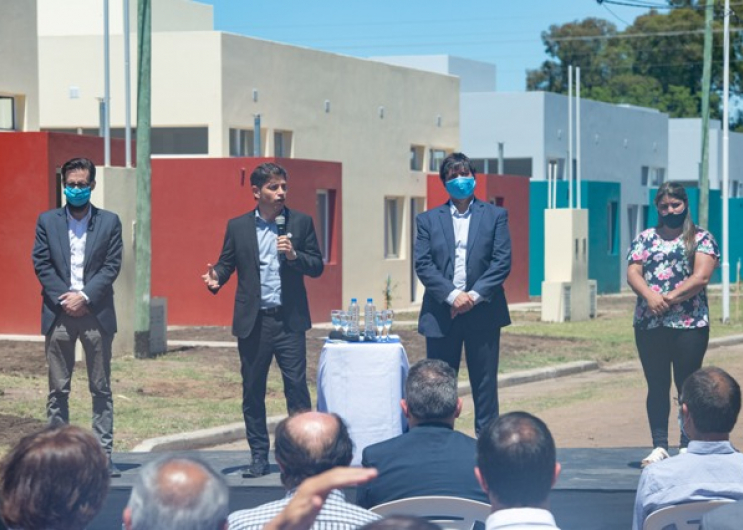 El gobernador Axel Kicillof entregó viviendas en el partido de Daireaux. 