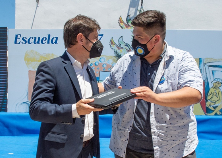 Kicilliof entregó netbooks en La Matanza