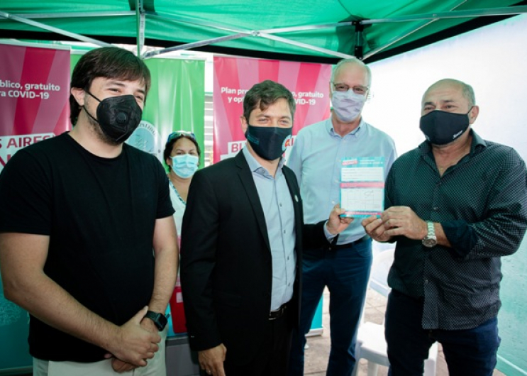 Kicillof y Secco visitaron el operativo de vacunación en Ensenada