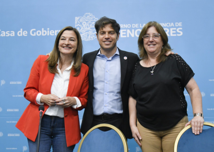 El Gobernador Axel Kicillof junto a Estela Díaz y Lidia Fernández.