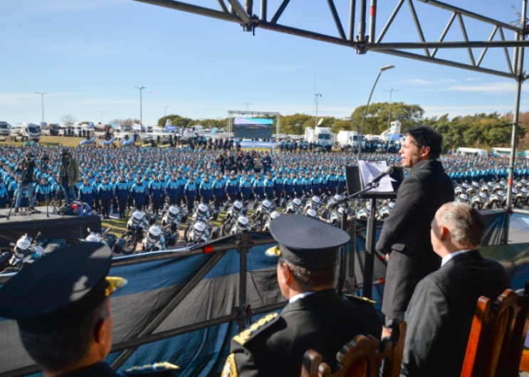 Kicillof tomó juramento de fidelidad a la Bandera Nacional a cadetes de la Policía de la Provincia