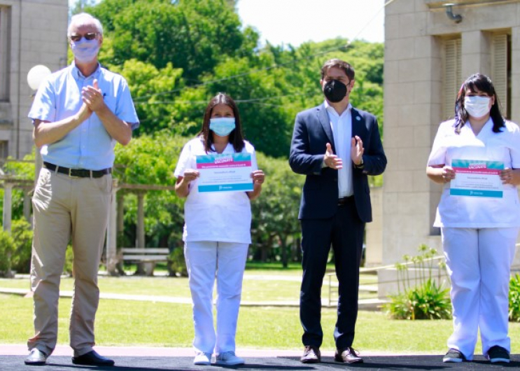 Kicillof y Gollan entregaron un diploma de reconocimiento a quienes finalizaron el curso de Vacunadores Covid-19