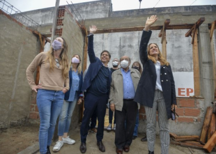 Kicillof recorriendo los avances de la obra junto a las autoridades.