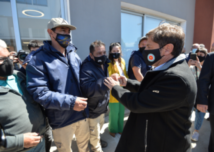 Kicillof junto a los trabajadores de la obra.