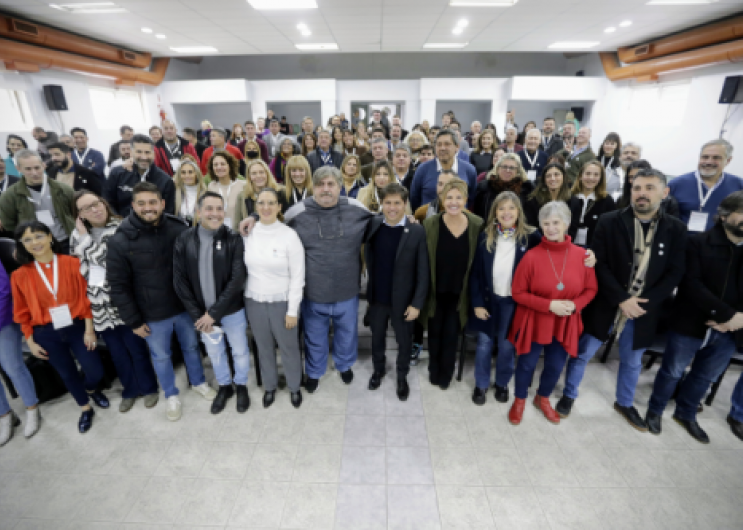 Axel Kicillof junto a autoridades, delegados y delegadas regionales.