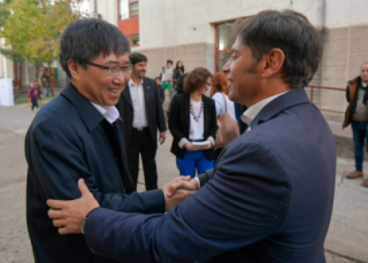 Axel Kicillof junto al economista surcoreano Ha-Joon Chang.