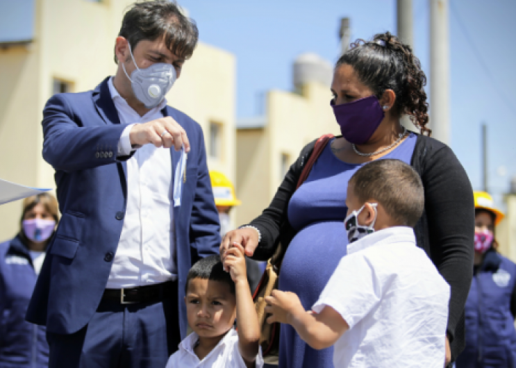 Axel Kicillof entregó viviendas en el barrio de La Perla, Moreno.