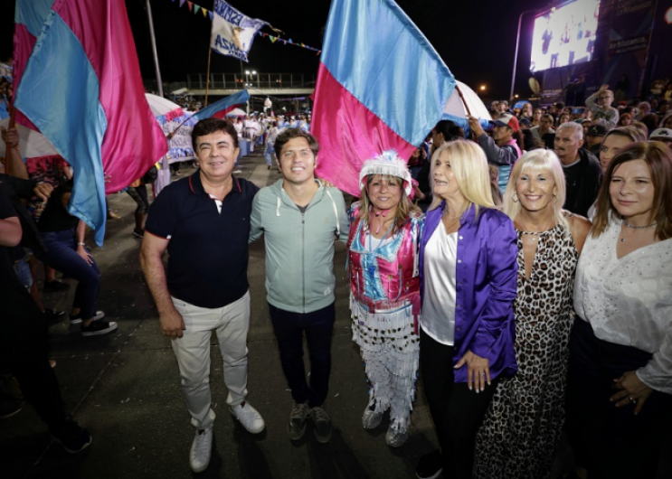 Axel Kicillof junto a Verónica Magario, Fernando Espinoza y Florencia Saintout.