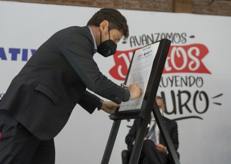 Kicillof participó del acto por los 100 años de la Cooperativa Obrera y del anuncio de inversiones en el puerto