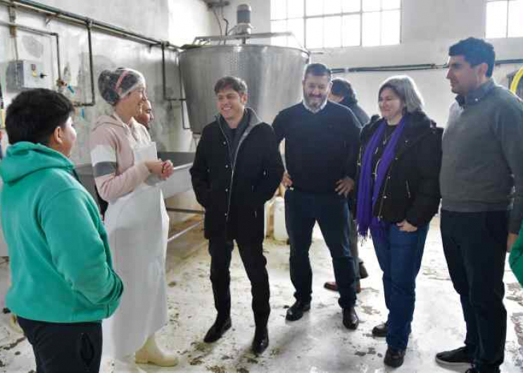 Kicillof recorrió la fábrica láctea de la Escuela Secundaria Agraria N°1