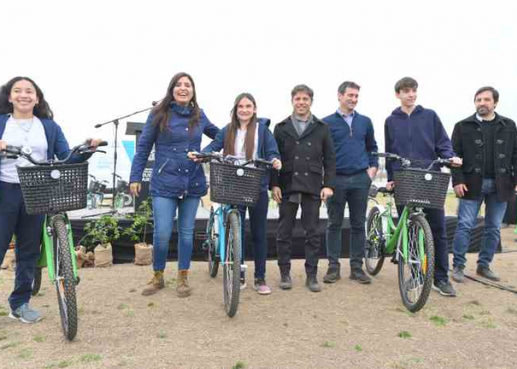 Kicillof puso en marcha una ambulancia y entregó bicicletas en Pellegrini