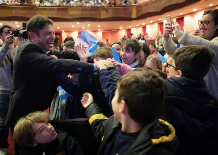 Kicillof encabezó la ceremonia de promesa a la Bandera Nacional de estudiantes bonaerenses