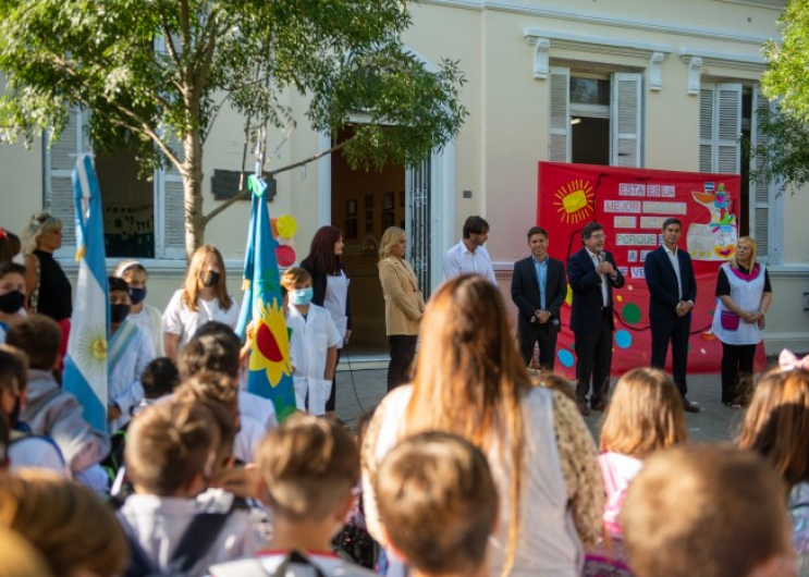 Kicillof en la sede de la Primaria N°6 “Martín Tornquist” de Punta Indio