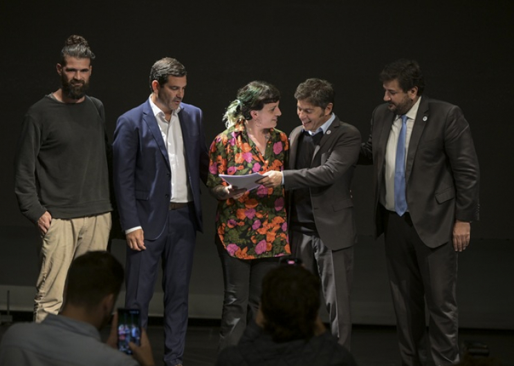 Kicillof entregó 299 escrituras gratuitas a familias de Dolores