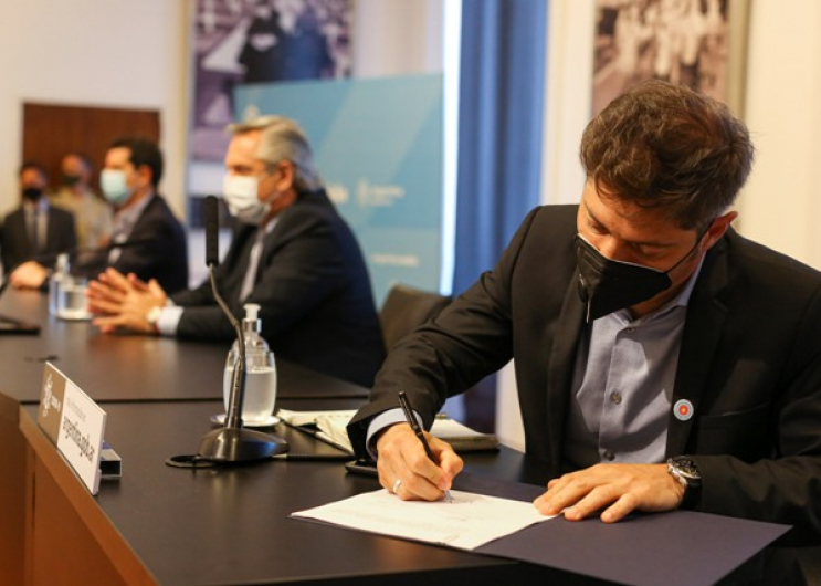 Fernández y Kicillof firmaron convenios con la CAF