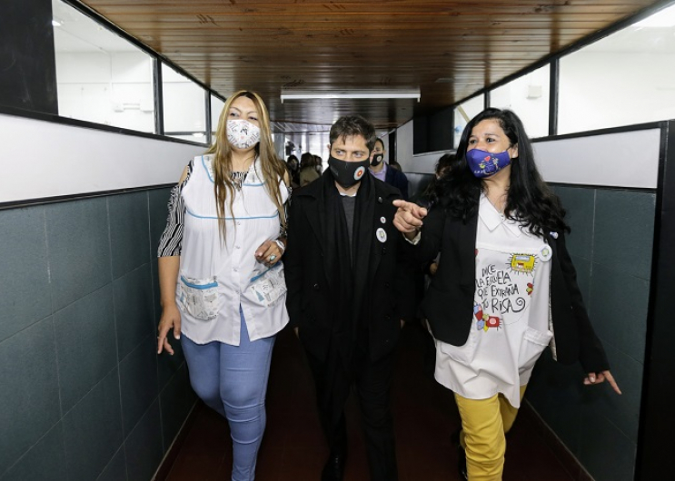 Axel Kicillof durante el recorrido del establecimiento educativo 